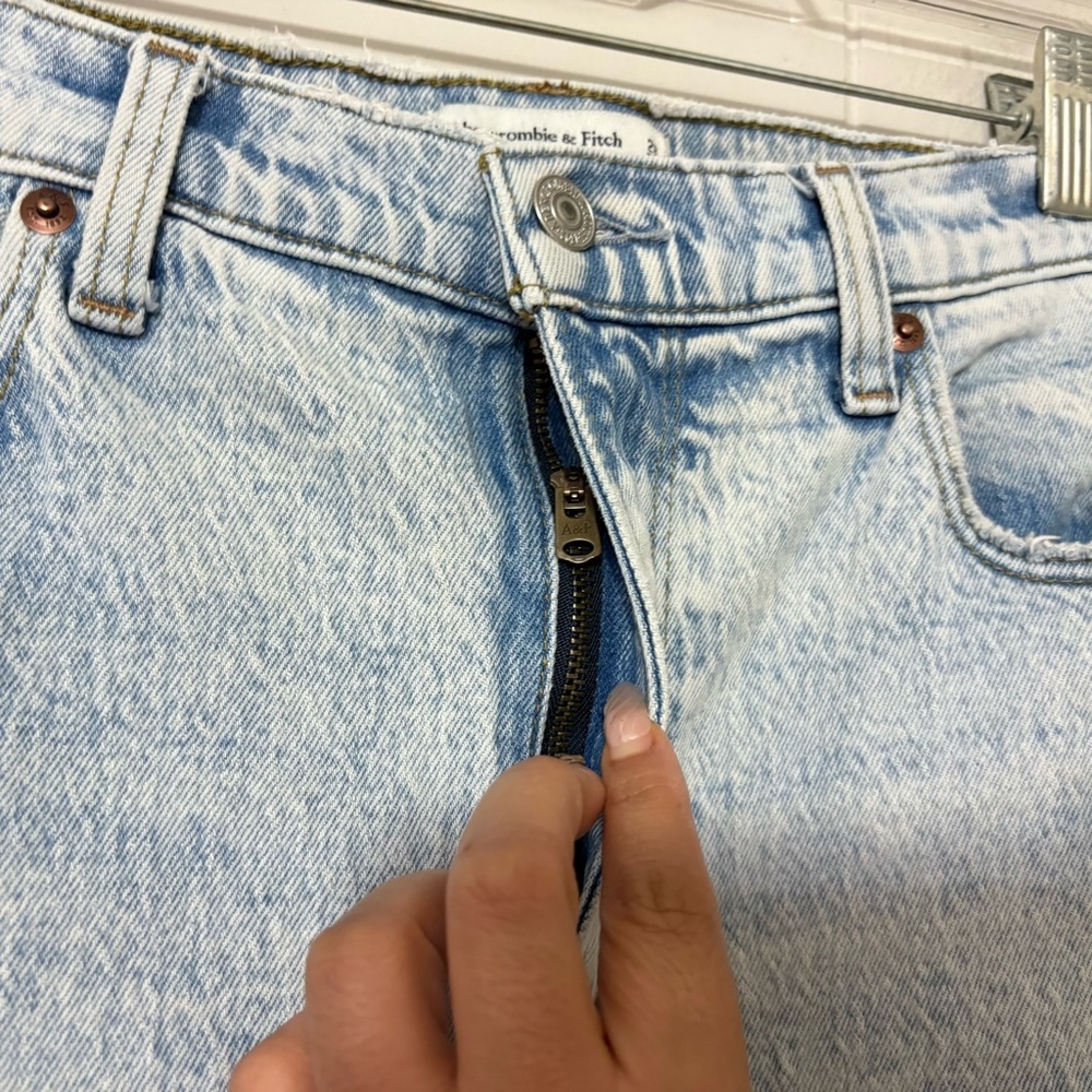 Abercrombie & Fitch 90’s Straight Ultra High Rise Jeans Light Wash Size 6 / 28 - Picture 4 of 10